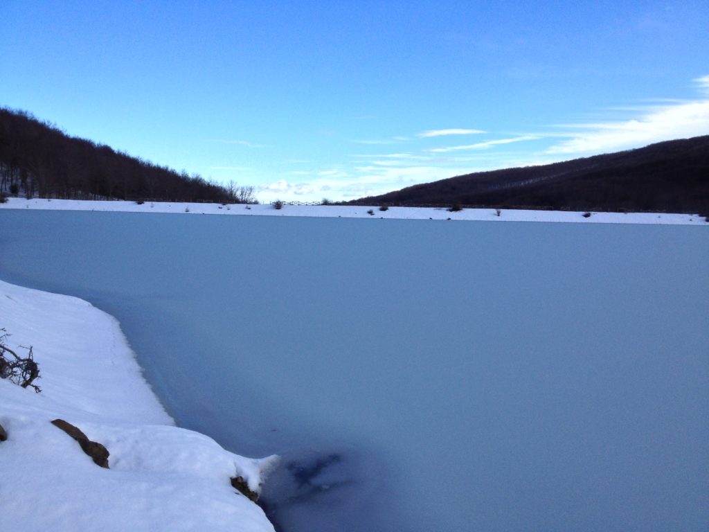 giornata di sole con il lago maulazzo ghiacciato