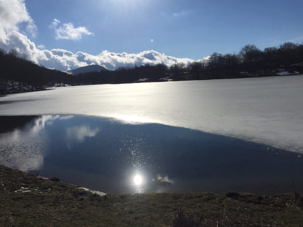 esescursioni in fuoristrada-trekking fotografici, nebrodi con la neve lago maulazzo parzialmente ghiacciato