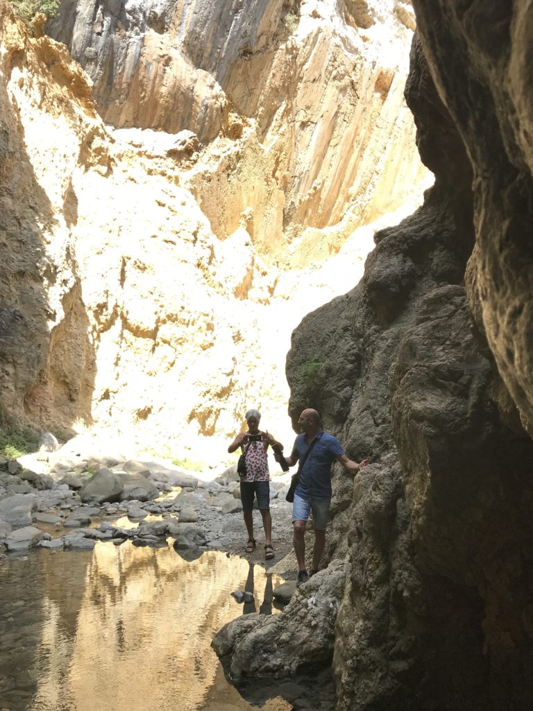 Cascata del Catafurco Escursione turisti attraversano il canyon verso la cascata