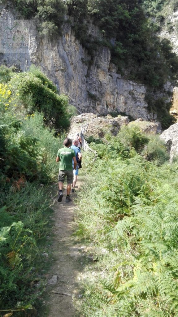 Cascata del Catafurco Escursione gruppo di persone in colonna per il sentiero che porta alla cascata