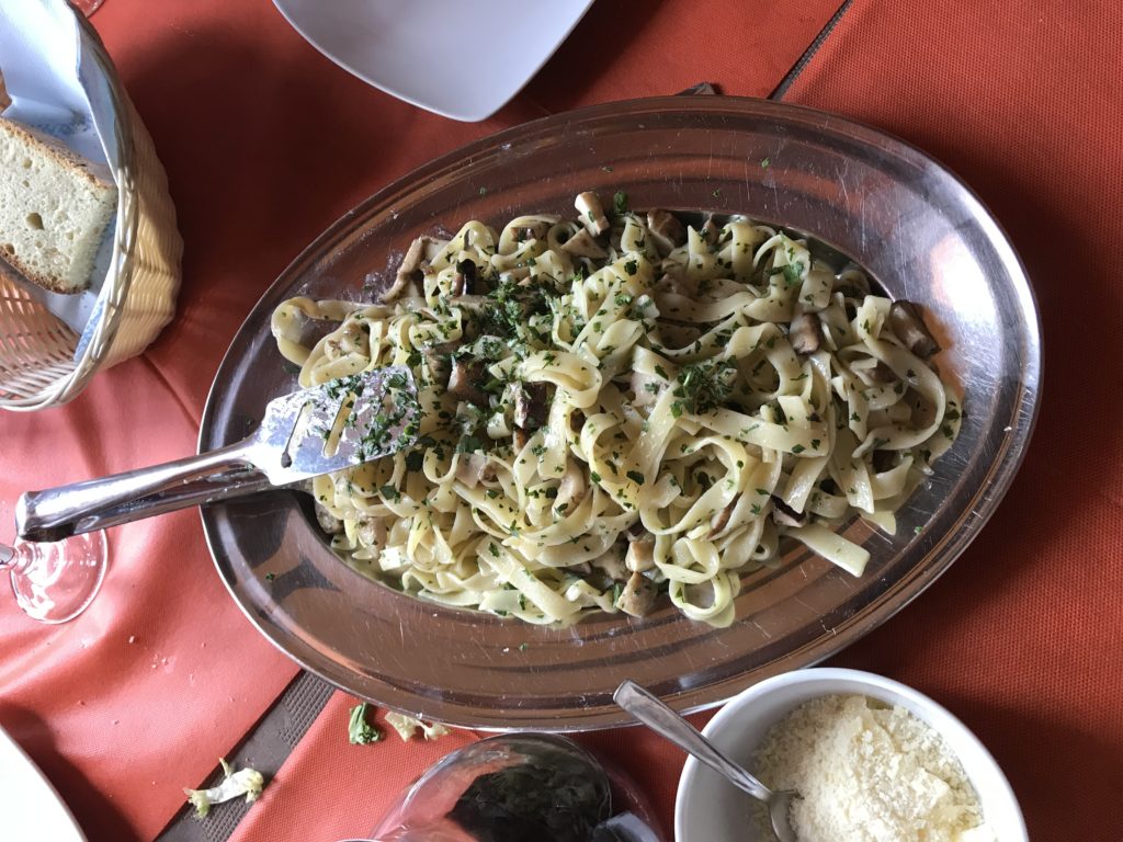 degustazione prodotti tipici, Vassoio di tagliatelle ai funghi porcini dei nebrodi