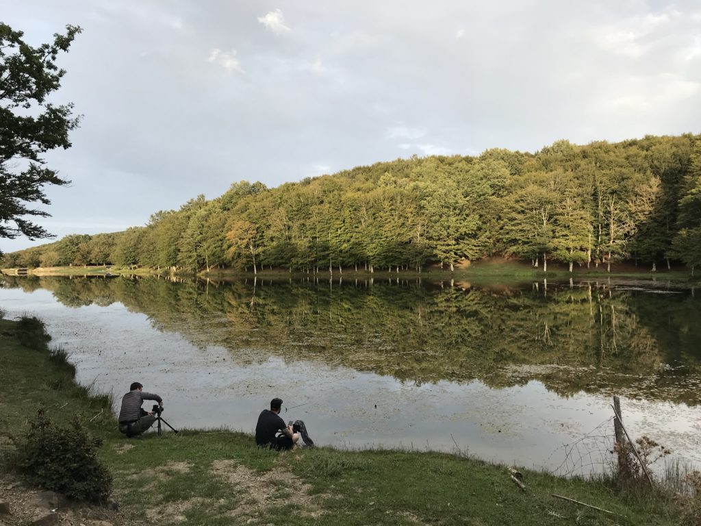 lago Maulazzo, due fotografi all'opera sulle sponde del lago