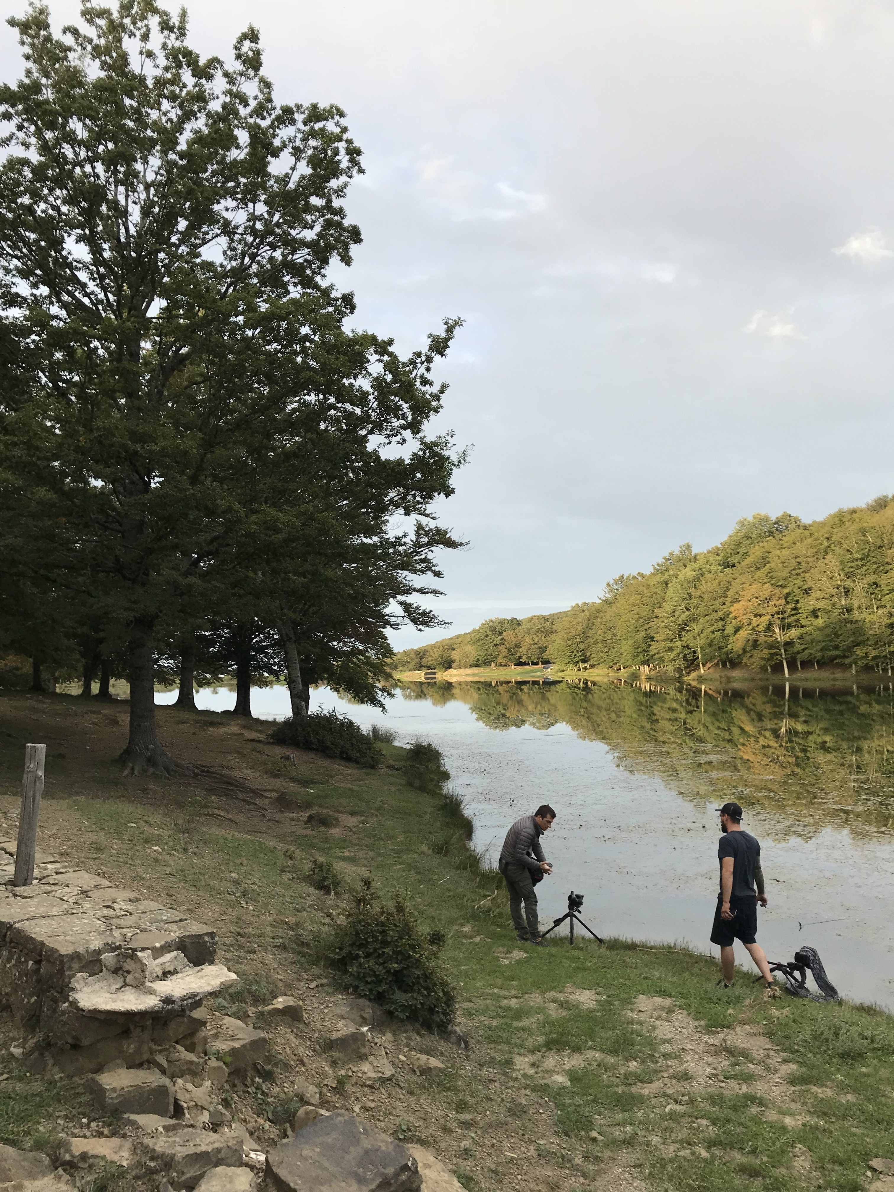 fotografi si preparano allo scatto sulle sponde del lago Maulazzo