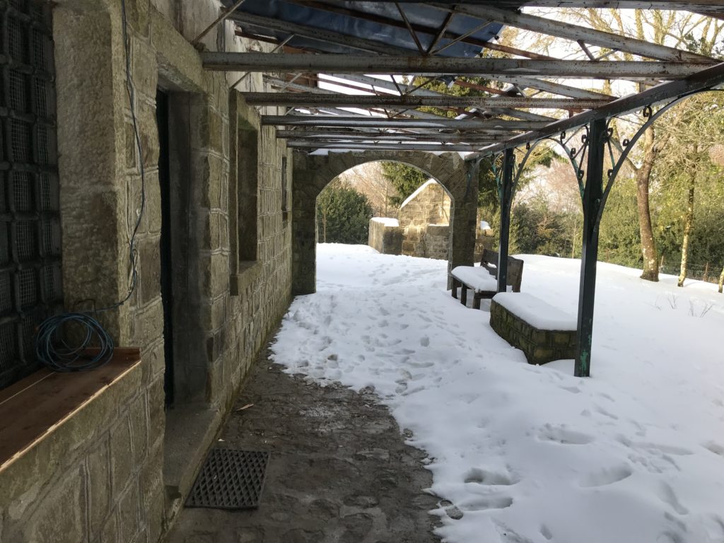 particolare del portico del rifugio forestale