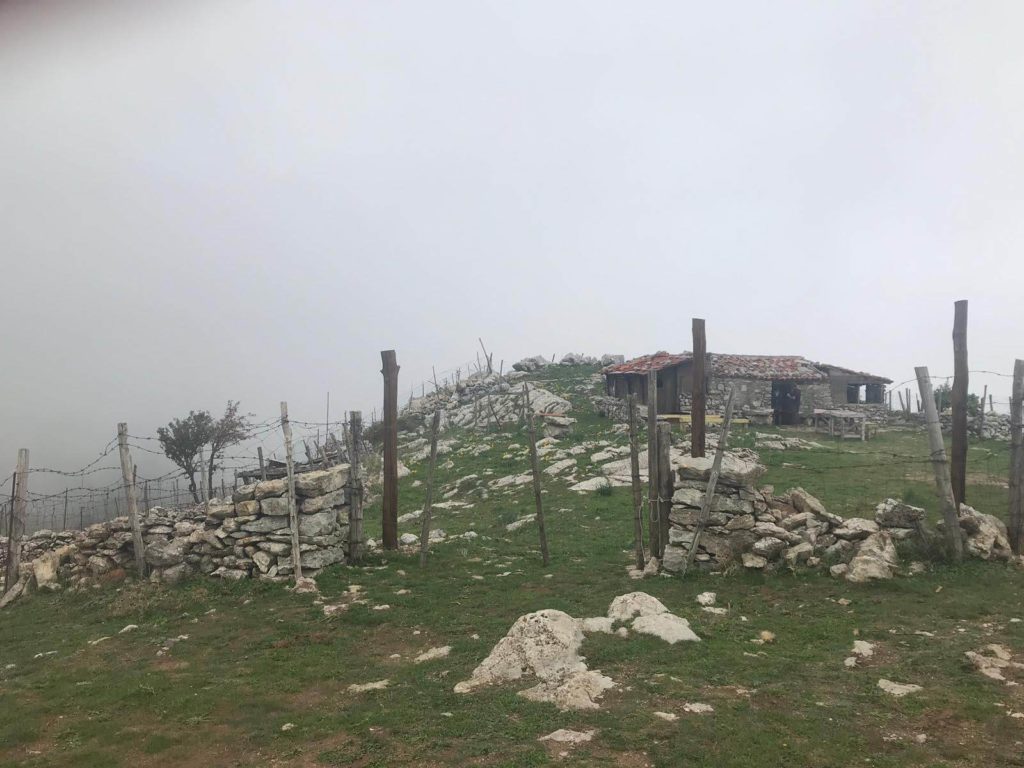 rifugio del sole con la nebbia